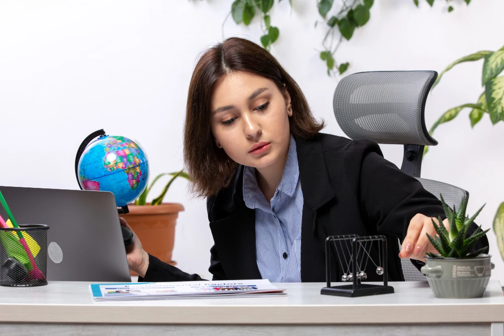 Professional UAE work visa consultant in Pakistan office